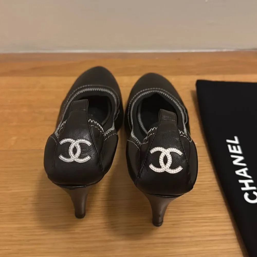 Chanel Vintage Black Leather White CC Logo Elastic Pumps size 39.5